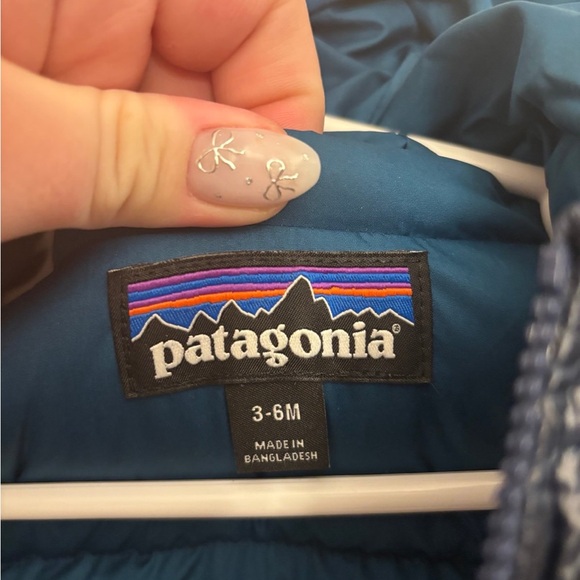 Patagonia Navy Puffer Jacket with Red Accents - Picture 5 of 7